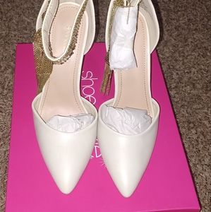 Off white closed toe heel pumps